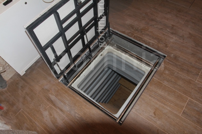 Скрытый под плитку напольный люк для пластикового погреба Tingrad