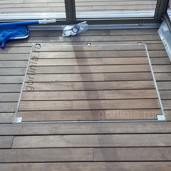 Люк под террасную доску декинг из оцинкованной стали Цинкант на петлях с кантом под настил ДПК